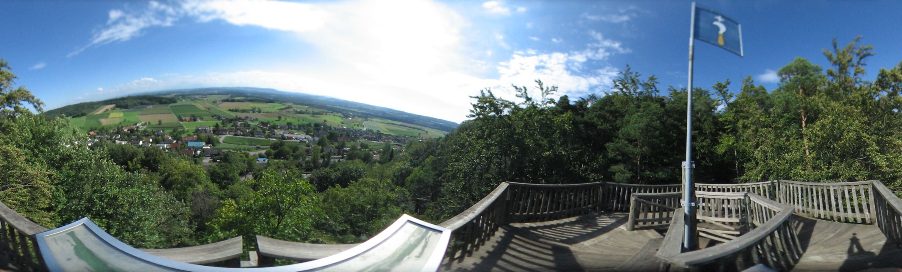 Uhwieser Hoernli Aussichtsturm. Blick aufs Weinland.
