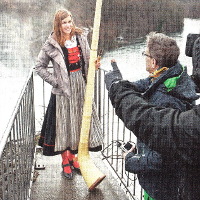 Lisa Stoll: Alphornspielen ueber dem Rheinfall