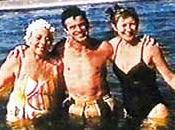 Aliesch mit Frau und Papadakis Gemahlin im Meer,
Photos: Tagesschau 5. August 2001